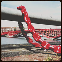 image of red lock and python bridge, Daanbeelden